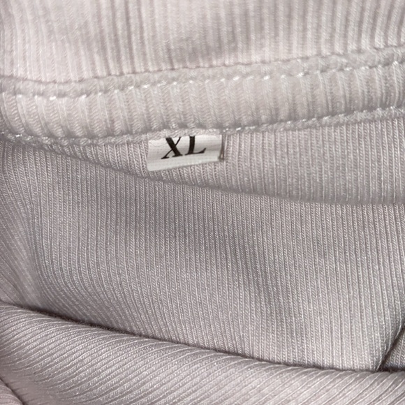 White ripped crew neck T-shirt Size XL - Picture 4 of 4